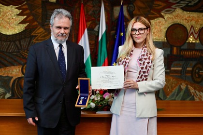 Министър Велислава Петрова връчи „Златна лаврова клонка“ на посланика на Унгария в България Миклош Борош